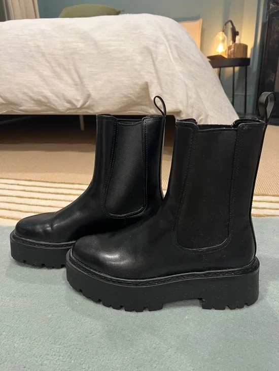 H&M Black Chunky Chelsea Ankle Boots - Picture 1 of 3
